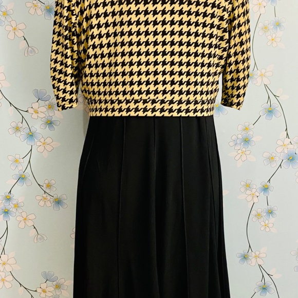 Two Piece Ladies Dress and Matching Cardigan - Picture 5 of 8